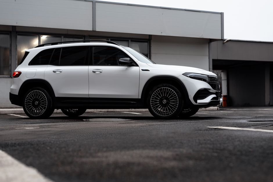 Cayenne Electric vs Lucid Gravity: Worth $10,100 More?